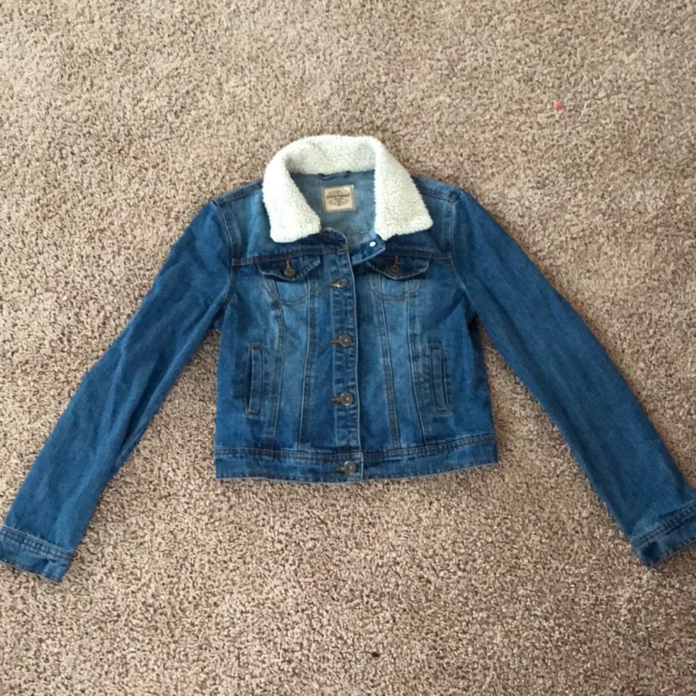 Jean jacket. fur collar.
